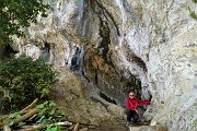 82 Mi ritrovo all'ingresso della grotta del 'Paci Paciana'